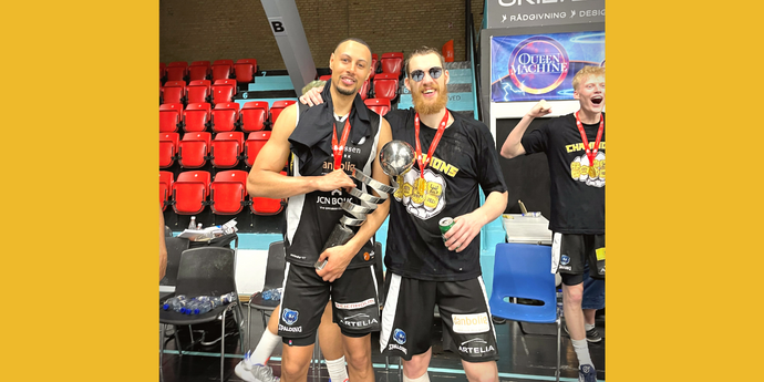 Morten Sahlertz (to the right) with Bakken Bears team member Ryan Evans celebrating the recent national championship victory. Photo: Private